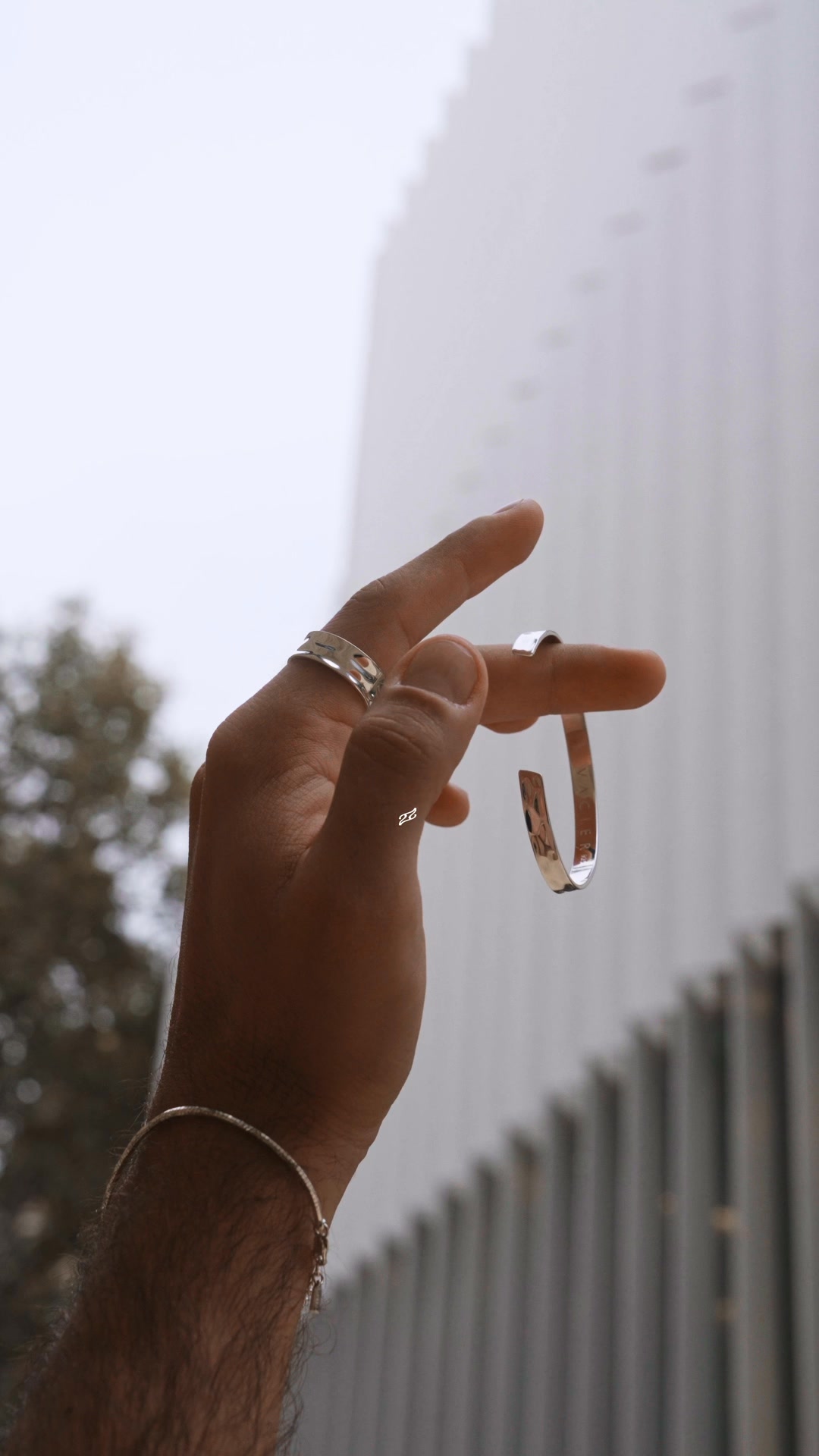 Minimalist design. Everyday durability.
Sculpted to move with you.